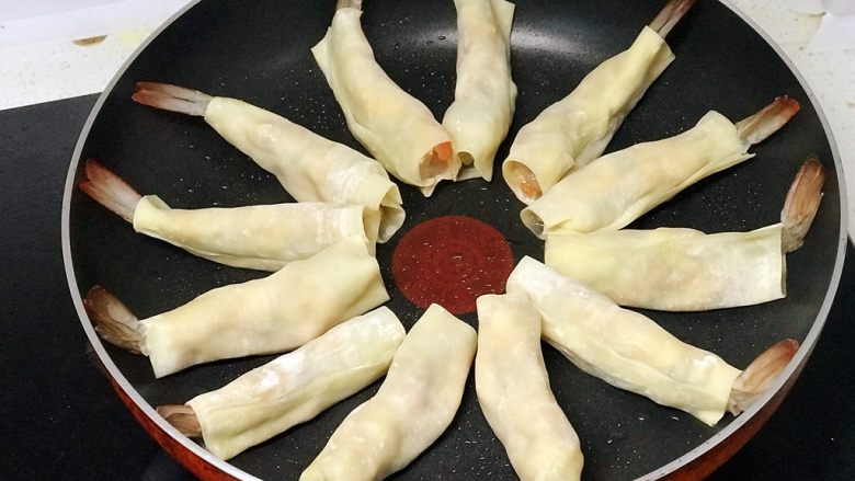 虾饺抱蛋,摆放好虾饺;