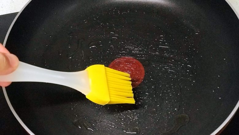 虾饺抱蛋,煎锅里刷油;