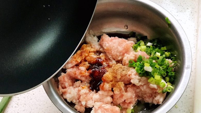 虾饺抱蛋,少许植物油烧热,泼进入;