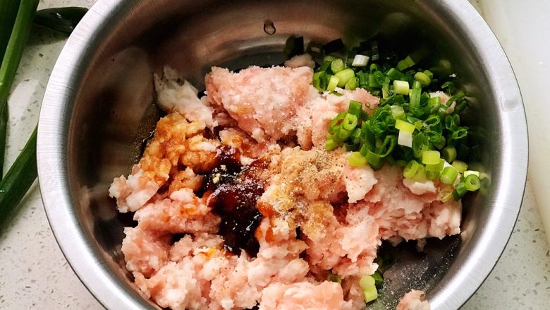 虾饺抱蛋,再放入葱花;
