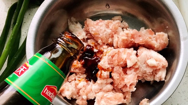 虾饺抱蛋,调肉馅,先加入适量的蚝油;