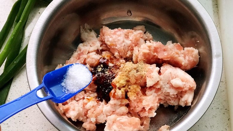 虾饺抱蛋,少许白糖;