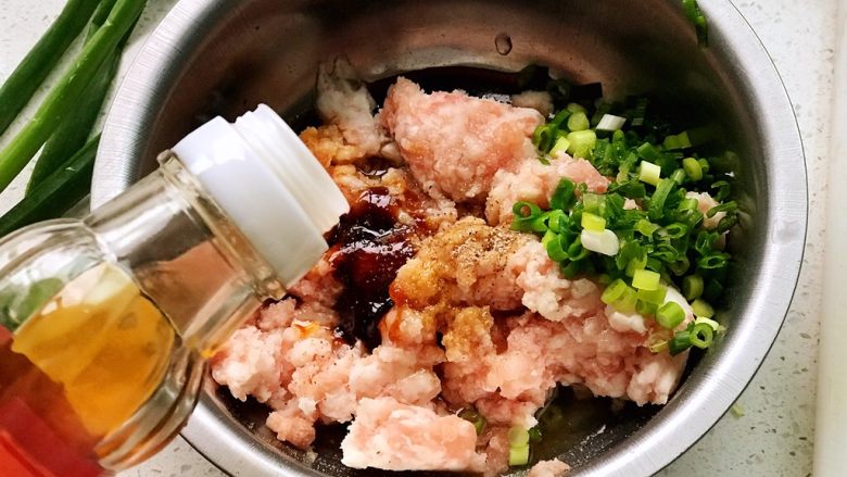 虾饺抱蛋,再调入一些芝麻香油;