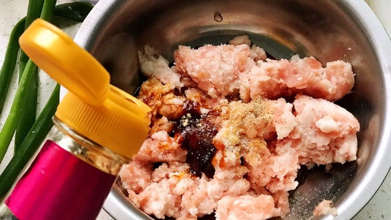虾饺抱蛋,倒入适量生抽;