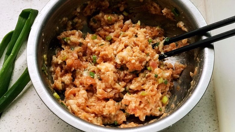虾饺抱蛋,筷子朝一个方向搅匀;