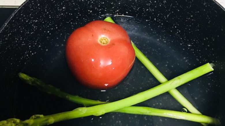 茄汁大虾意面🍝,2️⃣ 热水♨️烧开,加入少量食盐,意面煮10分钟(按包装上的来),捞出过2遍冷水,沥干~
<a style='color:red;display:inline-block;' href='/shicai/ 122'>芦笋</a>切去下段,老的地方也可削皮,和番茄🍅一起放入热水中煮1-2min。