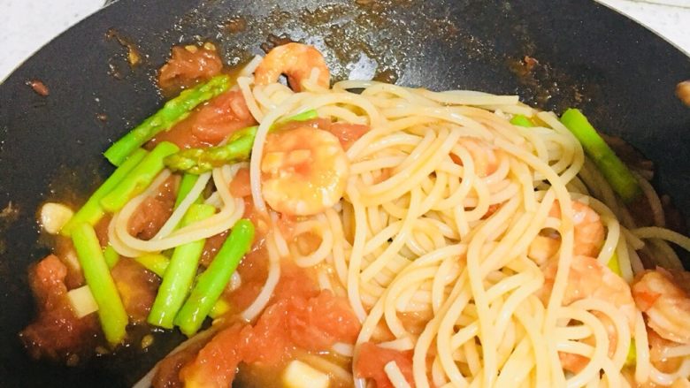 茄汁大虾意面🍝,8️⃣ 倒入煮好的意面搅拌均匀。加入少量食盐,搅拌,出锅即可。