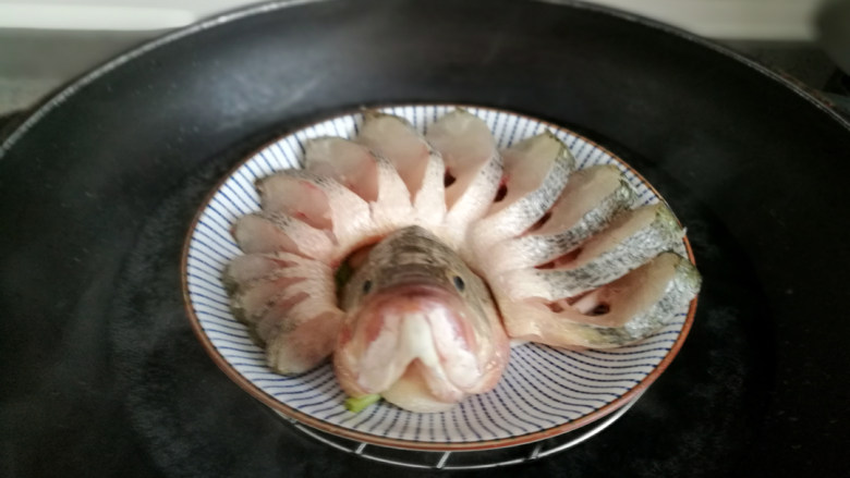 清蒸开屏鲈鱼,开水上锅蒸6分钟,关火后再焖3分钟