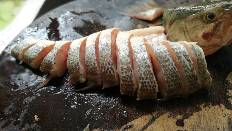 清蒸开屏鲈鱼,从腹部到背部均匀地切片,肚子连刀