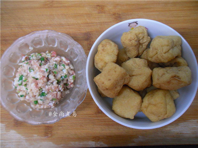 菜肉酿豆腐泡,用水冲洗一下<a style='color:red;display:inline-block;' href='/shicai/ 6912'>豆腐泡</a>表面,因在市场里摆放,人来人往的表面容易沾上灰尘,沥干水