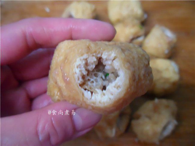 菜肉酿豆腐泡,豆腐泡内塞入调好的馅料,塞满为止