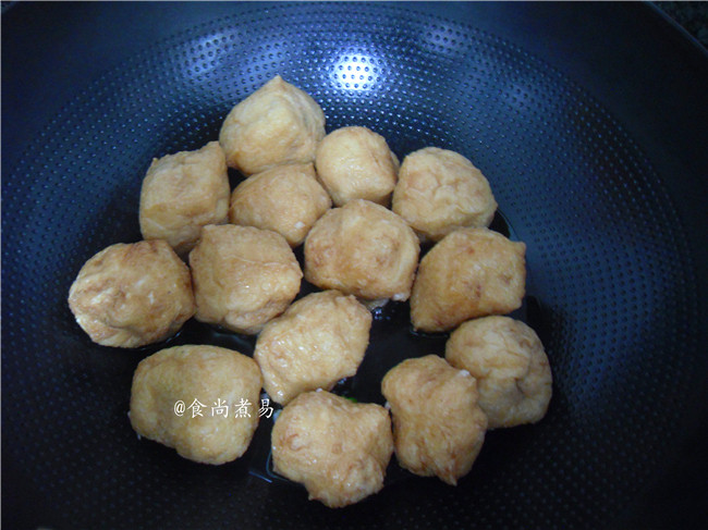 菜肉酿豆腐泡,烧热锅,调入食用油,将酿好的豆腐泡放入锅内,小火煎片刻