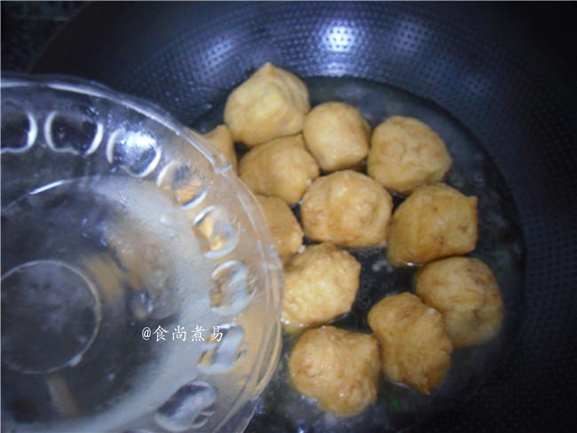 菜肉酿豆腐泡,倒入2碗高汤,(没有高汤可以用清水代替,高汤就是平时熬好的大骨汤)