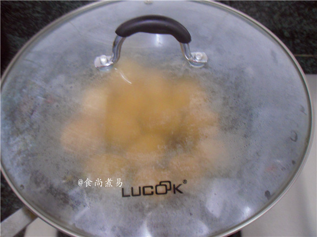 菜肉酿豆腐泡,遮上锅盖,大火煮10分钟左右