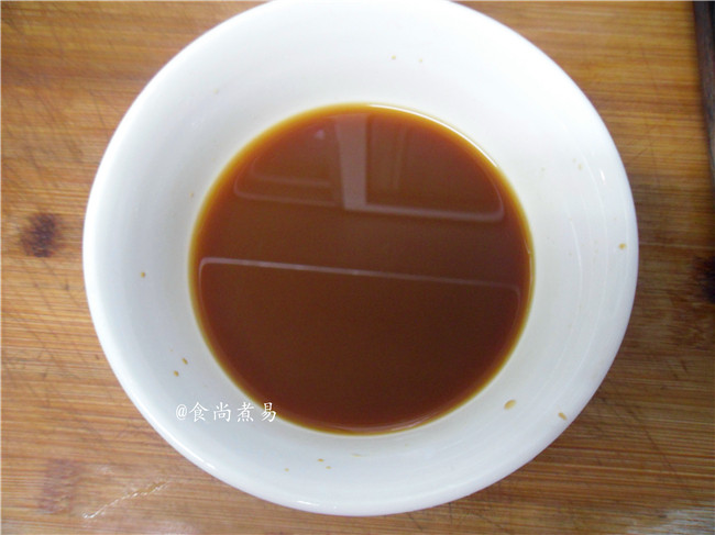 菜肉酿豆腐泡,调入少许酱油,1汤匙蚝油、少许鸡粉、1汤匙淀粉加水调成水淀粉,拌匀待用