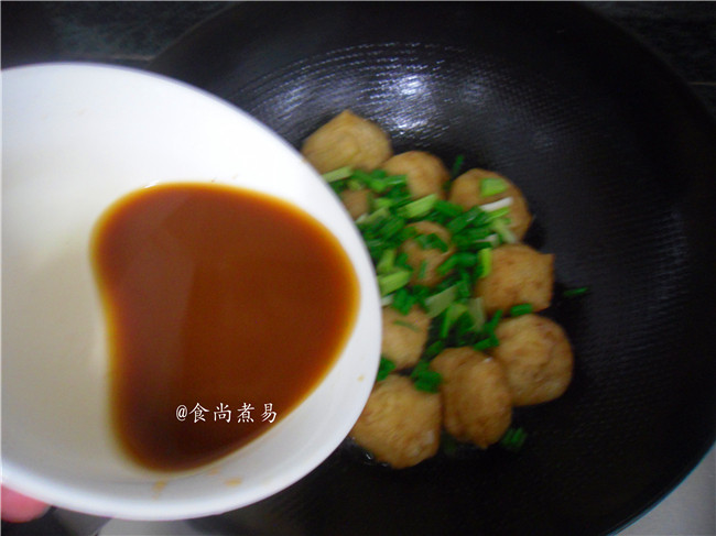 菜肉酿豆腐泡,锅内加入葱梗,将调好的酱汁倒入锅中、大火收汁,关火
