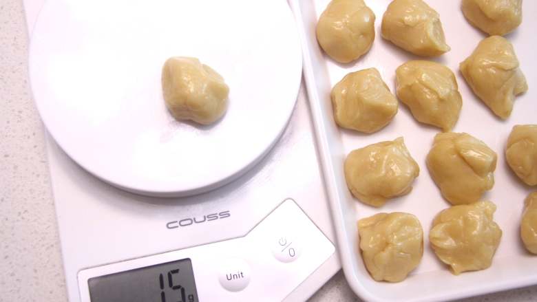 网红拉丝月饼,将松驰好的饼皮称取15g每份。