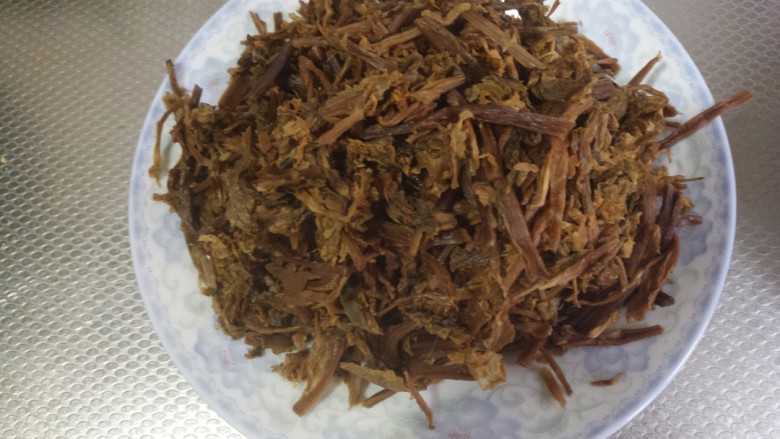 梅干菜烧肉,先把<a style='color:red;display:inline-block;' href='/shicai/ 707'>梅干菜</a>用水泡一个小时左右，然后沥干水分。