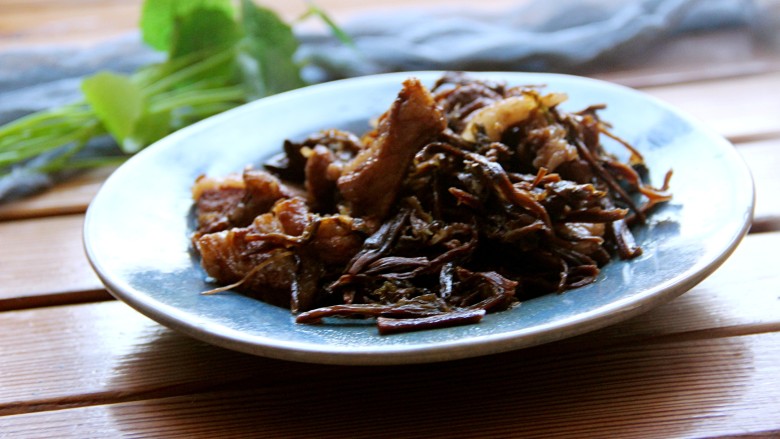 梅干菜烧肉,装盘。