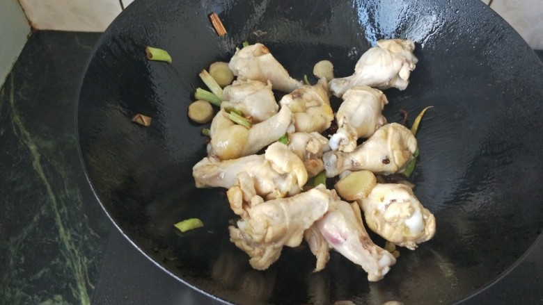 红烧鸡翅根,锅中放入葱姜花椒大料炒香,放入翅根在翻炒一小会