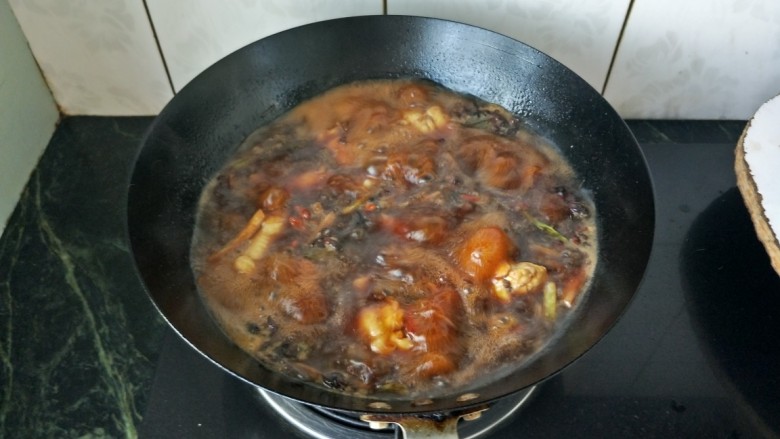 红烧鸡翅根,倒入水和洗好的蘑菇炖煮至少量汁,大火改小火近30分钟吧