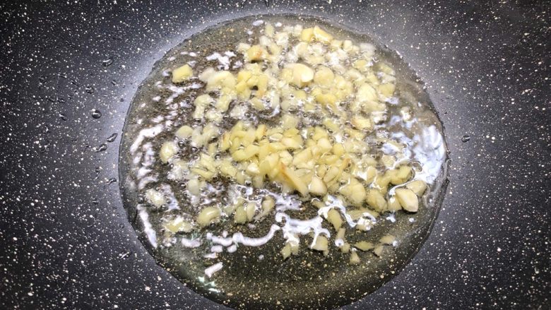香辣鸭血,热锅放入适量油,放入姜蒜末爆香