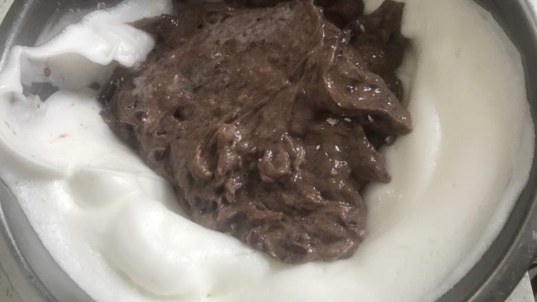 好吃不上火~红豆沙蒸糕,最后倒入剩余的所有蛋白,继续用刮刀翻拌均匀。
