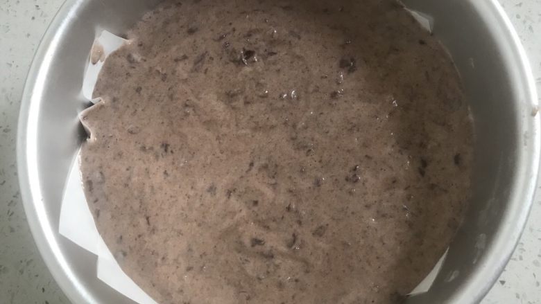 好吃不上火~红豆沙蒸糕,倒入准备好的蛋糕糊8寸方形模具,底部铺上油纸,方便最终脱模。将准备好的蛋糕糊一次性倒入模具中,然后从高处摔下震荡几下。