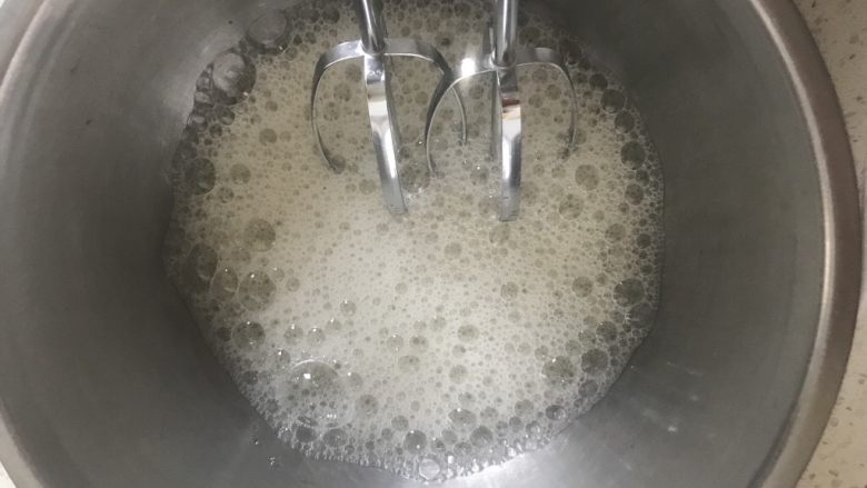好吃不上火~红豆沙蒸糕,打发蛋白倒入几滴柠檬液在蛋白中,开低速搅拌至粗泡,分三次加入<a style='color:red;display:inline-block;' href='/shicai/ 869'>白砂糖</a>。