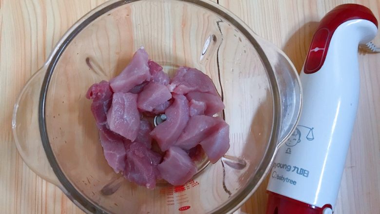 饺子这样做,端上桌肯定倍有面子!,做法与步骤:
1.精肉切成小块,加入一棵小葱,几片姜,放入料理棒打成肉馅,只需要十几秒就可以哦!