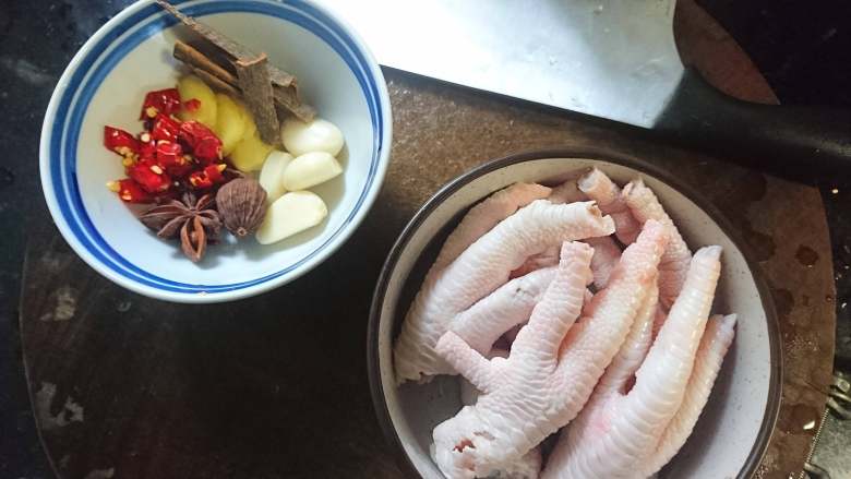 香卤虎皮凤爪,去除指甲,剥蒜,姜去皮切片,<a style='color:red;display:inline-block;' href='/shicai/ 86474'>干辣椒</a>切开