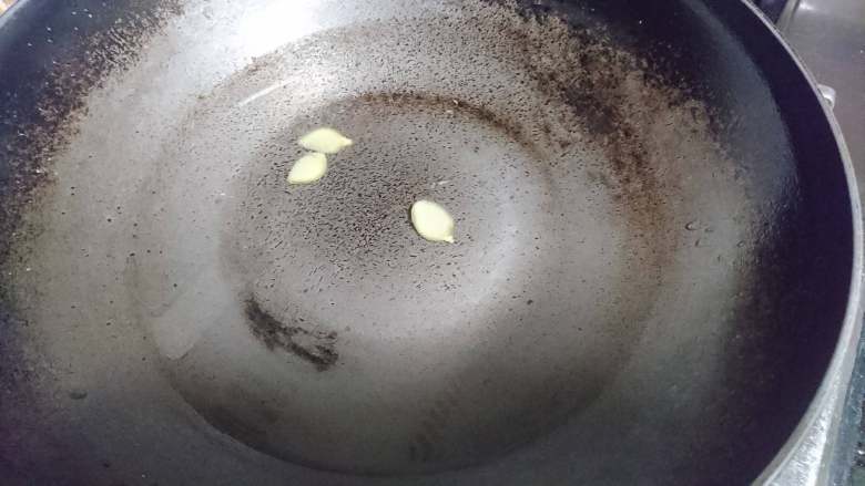 香卤虎皮凤爪,锅中清水适量,小勺盐,2.3片姜