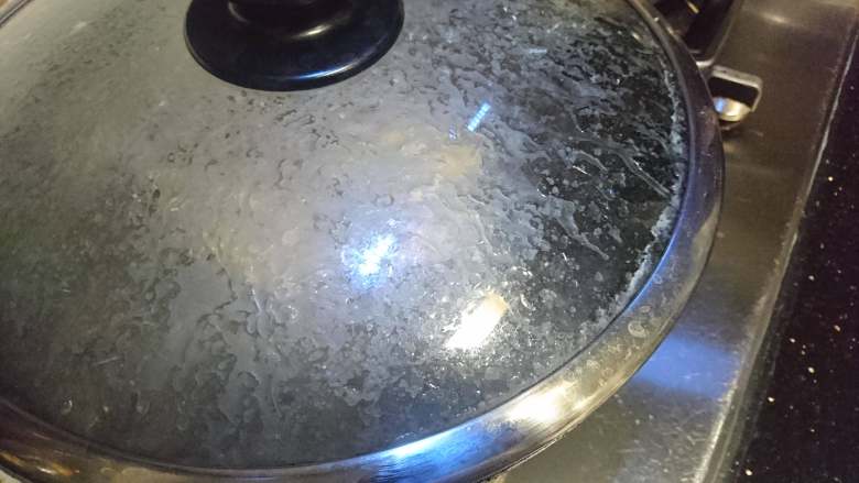 香卤虎皮凤爪,马上盖盖子!油飞溅会很厉害