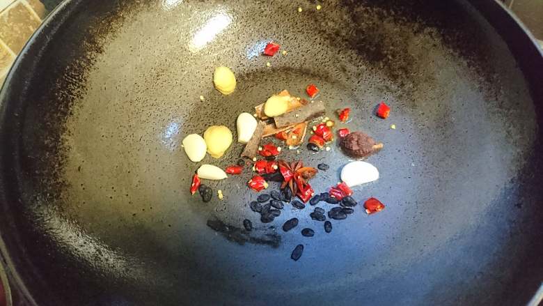 香卤虎皮凤爪,重新起锅少许油将蒜,姜片,<a style='color:red;display:inline-block;' href='/shicai/ 694'>豆豉</a>,辣椒,八角桂皮,草果炒香