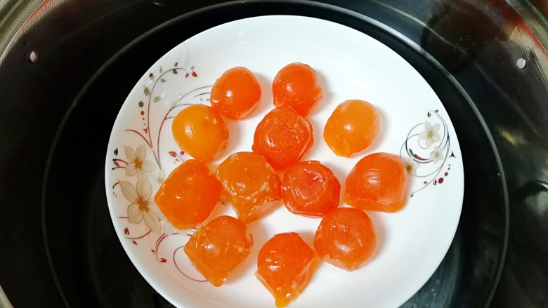 蛋黄酥,在白酒里滚过的咸蛋黄放在盘子里,上锅蒸12-15分钟,取出晾凉备用。