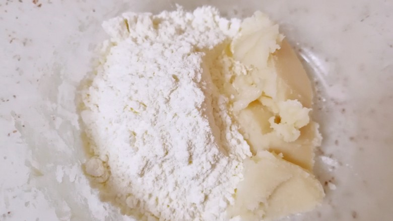 蛋黄酥, 酥皮的食材放在一起,揉捏成团。