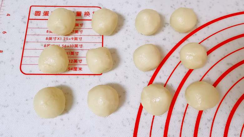 蛋黄酥,松弛好的油酥分成8.5g一个,搓圆盖上保鲜膜备用。