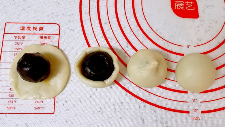 蛋黄酥, 包入蛋黄豆沙馅,用虎口慢慢向上推挤收口,最后将收口朝下摆放,蛋黄酥就包好了。