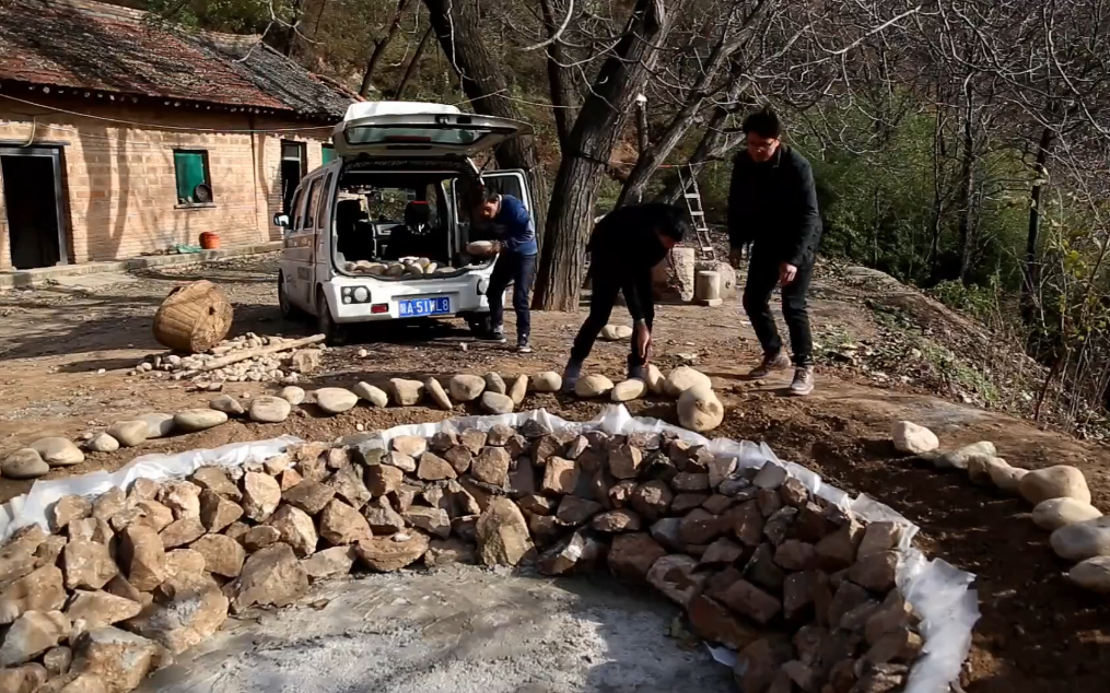 肚子饿了炒几个石头吃，在院子里修一个会骂人的鱼池