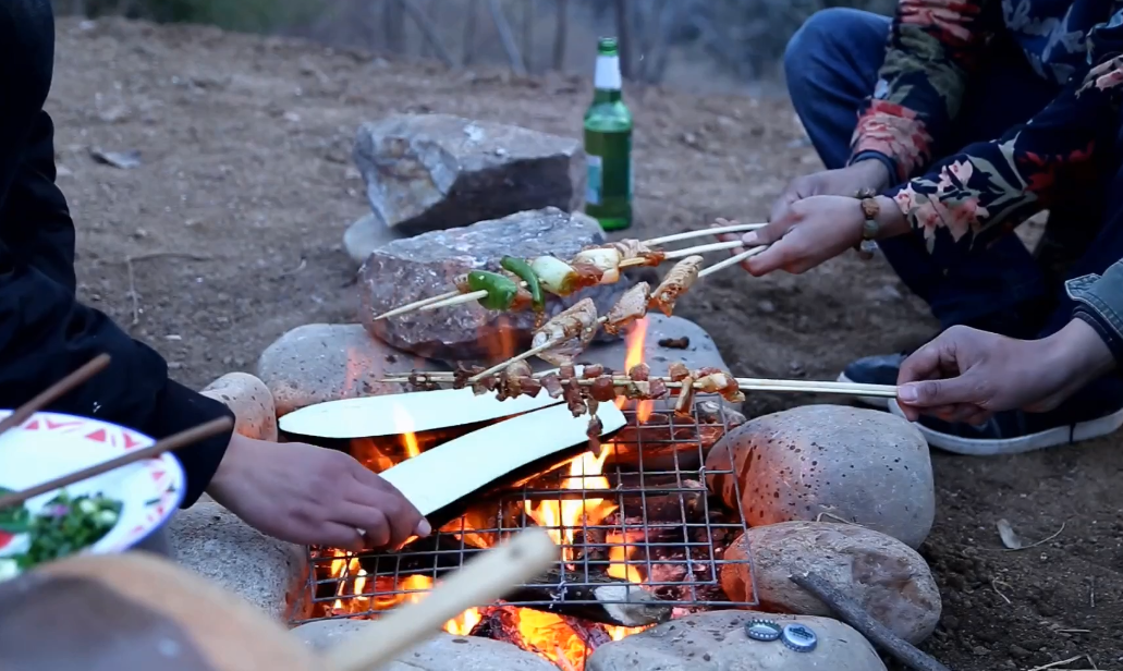 瓦片牛排，蒜蓉茄子，喝喝小酒，逗逗猫狗