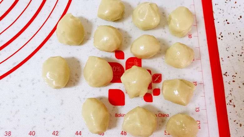 枣泥核桃绣球酥,酥皮,10g左右一个,同样分成14个。