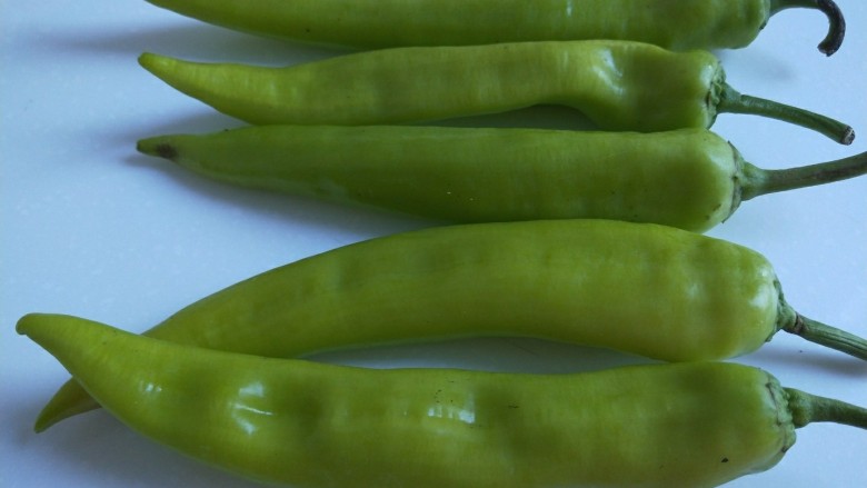 新文美食 肉末虎皮尖椒,<a style='color:red;display:inline-block;' href='/shicai/ 8778'>尖椒</a>5个洗干净。