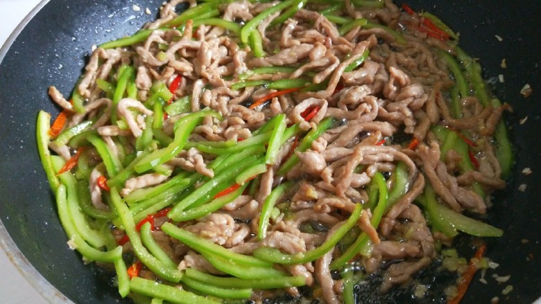 新文美食 青椒炒肉丝,翻炒均匀。