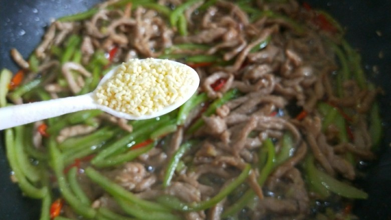 新文美食 青椒炒肉丝,加入适量味精。