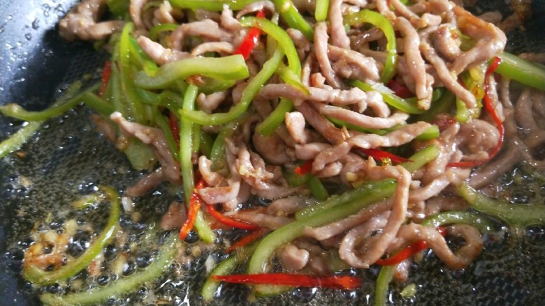 新文美食 青椒炒肉丝,翻炒均匀即可。