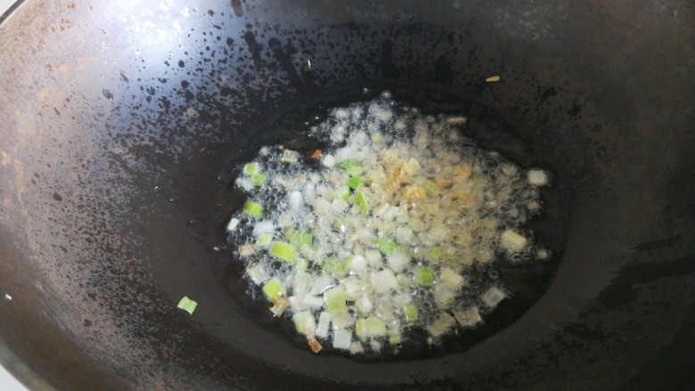 新文美食 清炒鸡丁,另起锅倒入适量油,炒香葱姜蒜末。