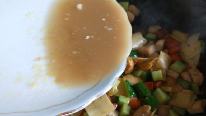新文美食 清炒鸡丁,在加入淀粉勾芡。