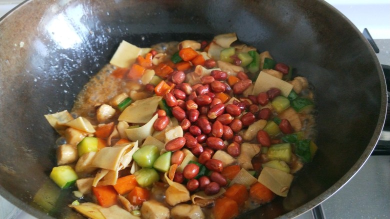 新文美食 清炒鸡丁,最后倒入花生米,<a style='color:red;display:inline-block;' href='/shicai/ 756'>鸡精</a>,翻炒均匀即可。