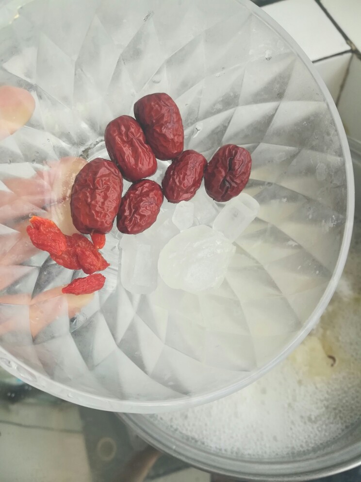 银耳莲子羹,加入<a style='color:red;display:inline-block;' href='/shicai/ 612'>枣</a>、<a style='color:red;display:inline-block;' href='/shicai/ 673'>枸杞</a>、冰糖，煮到冰糖融化即可