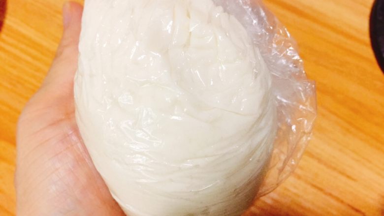 豆沙酥饼,油皮面包机揉至成光滑的面团,能拉出面膜最佳,把揉好的面团包上保鲜袋也放冰箱松弛30分钟。